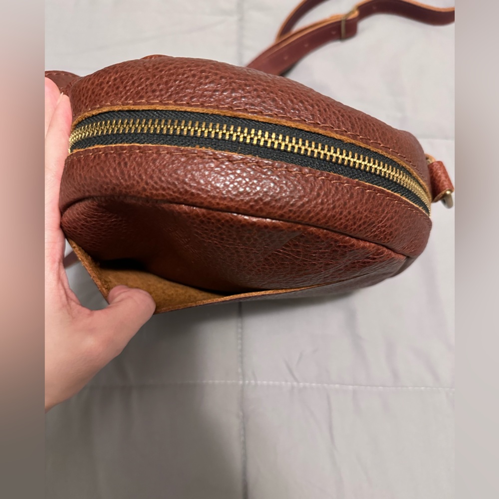 Portland Leather Goods Large Circle Crossbody Bag in Nutmeg Pebbled Leather - Picture 4 of 6